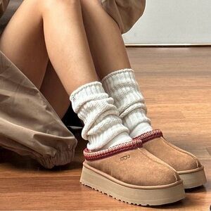 UGG Tazz Platform in Chestnut Suede